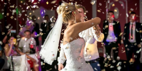 800x800_1454260932674-wedding-bride-and-groom-dancing-guests-look-on-600